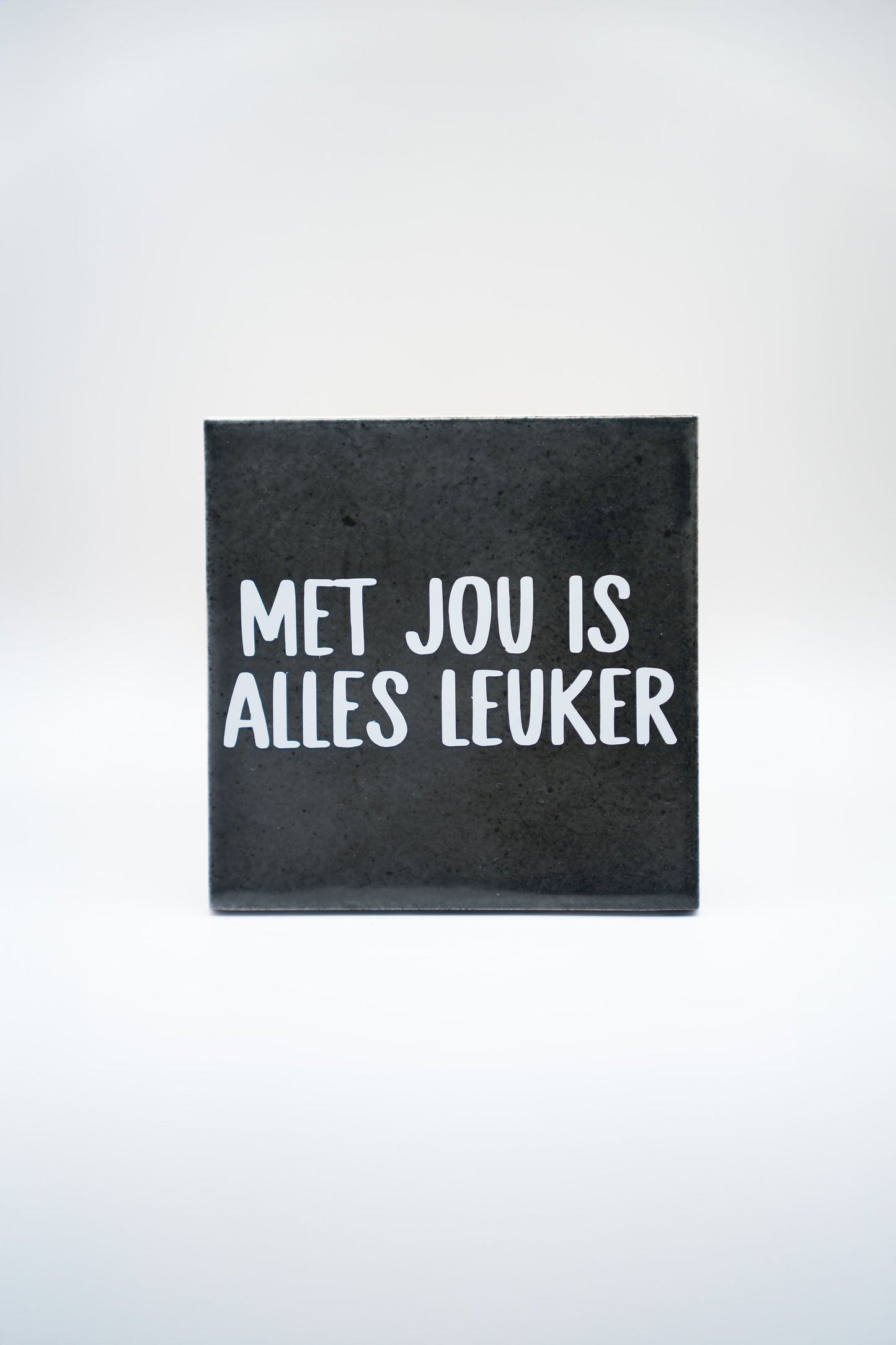 Met jou is alles leuker - zwart tegeltje 10x10