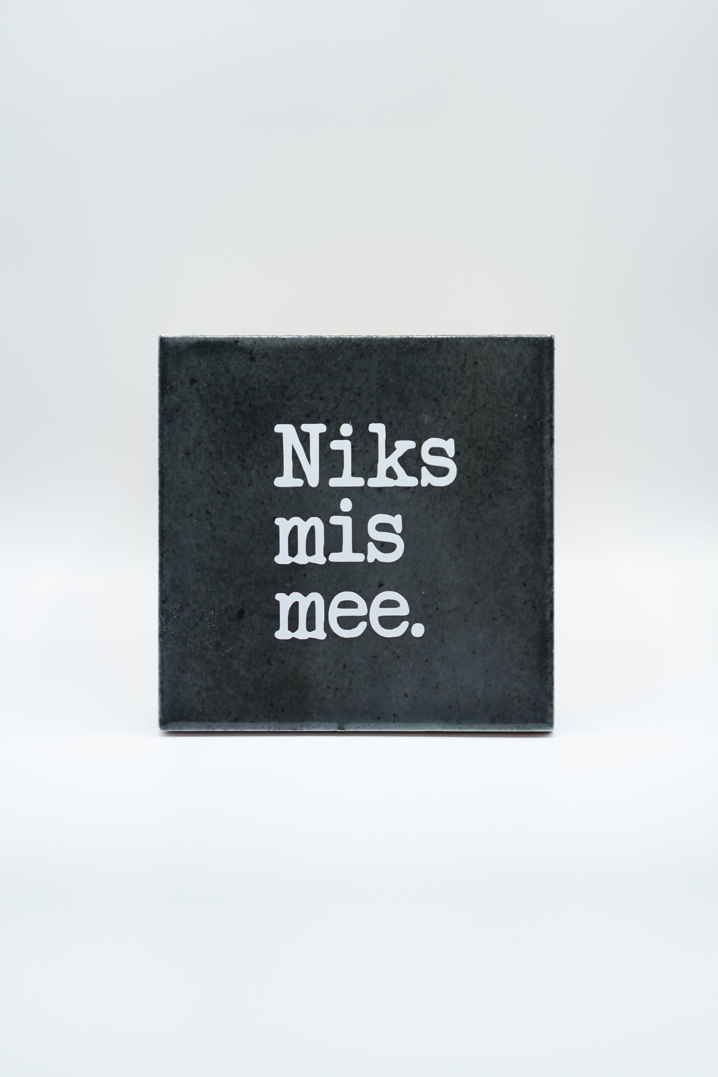 Niks mis mee - zwart tegeltje 10x10