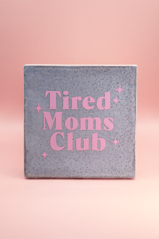 Tired moms club - tegeltje 10x10