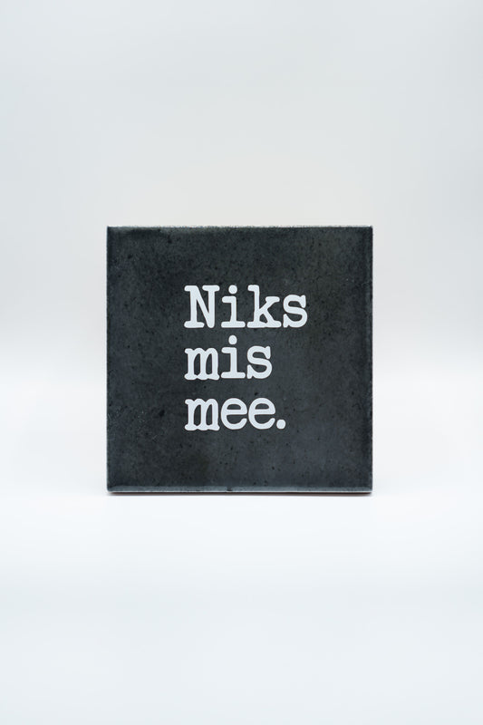 Niks mis mee - zwart tegeltje 10x10